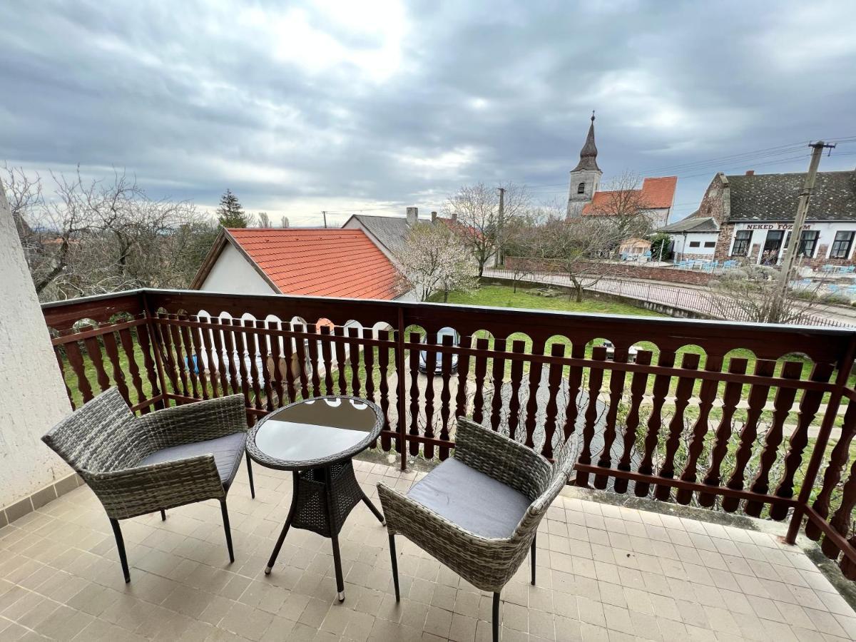 A Festo Vendeghaza / The Painter'S Guest House Zánka Extérieur photo